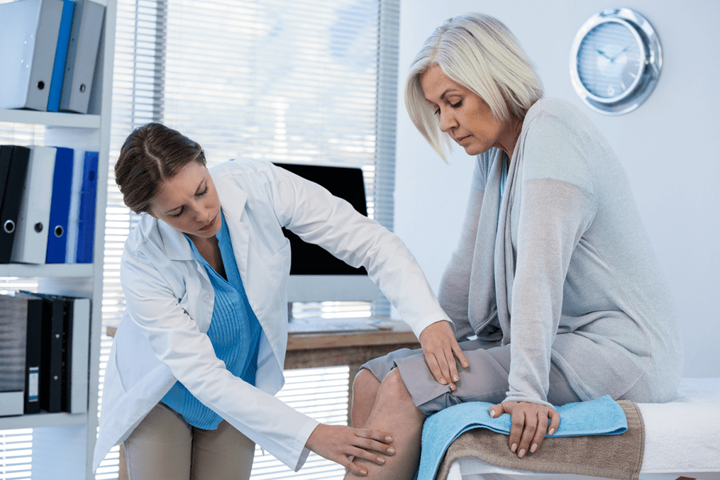A patient with arthrosis who needs therapy is examined by a doctor